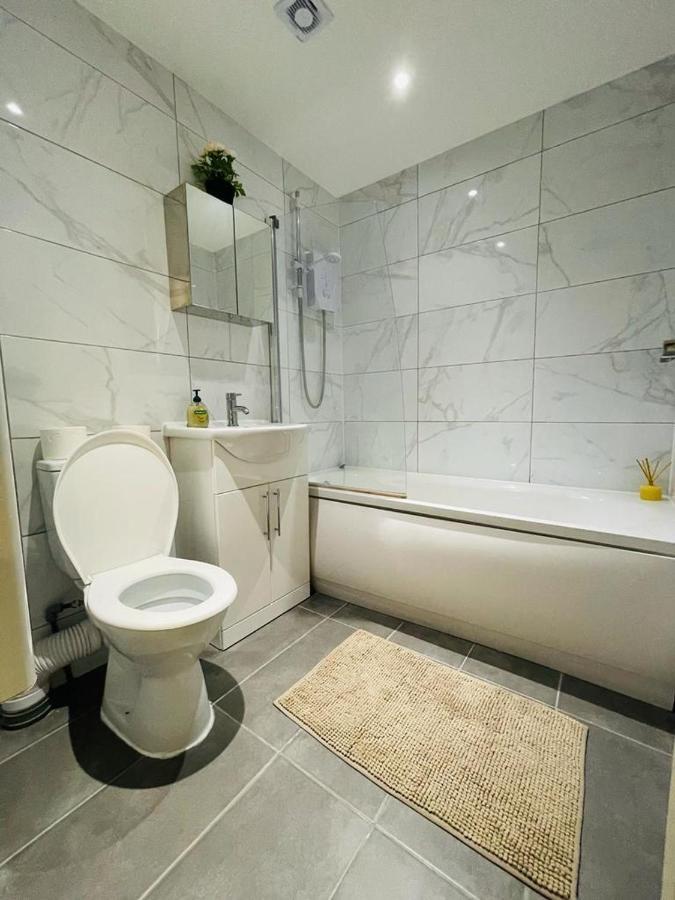 Lovely 2 Bedroom Serviced Apartment In Londra Exterior foto
