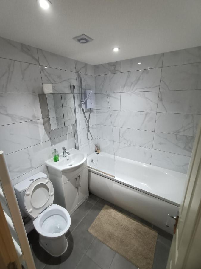 Lovely 2 Bedroom Serviced Apartment In Londra Exterior foto